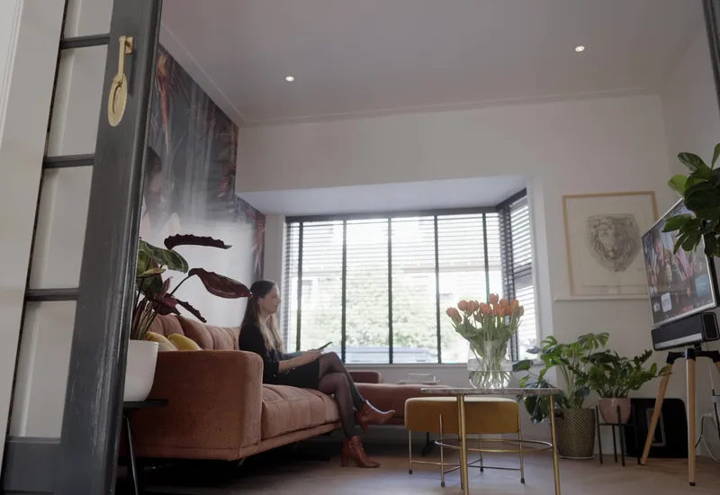 Woonkamer met Loxone-gestuurde verlichting