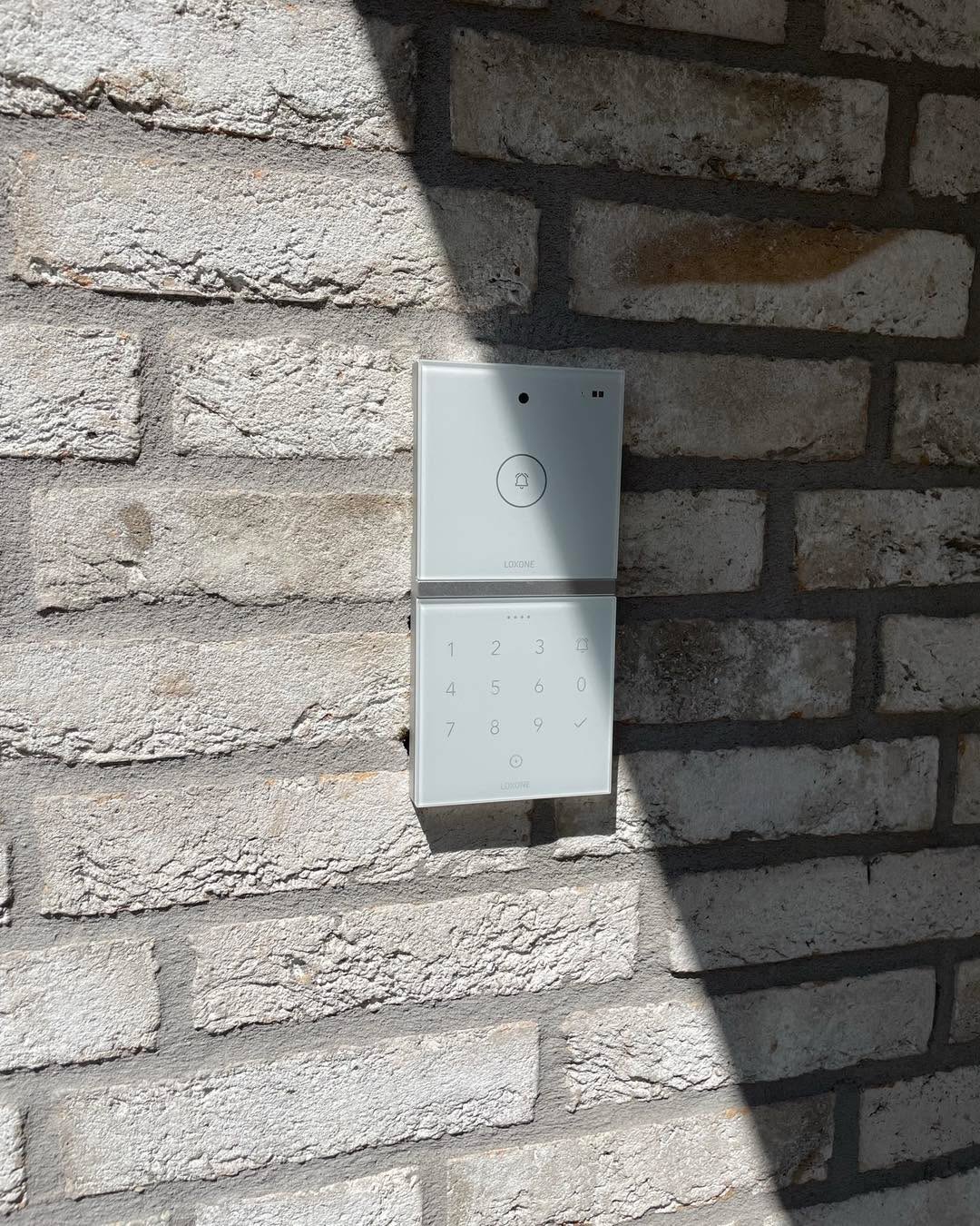 Loxone intercom met NFC touch in dubbelframe