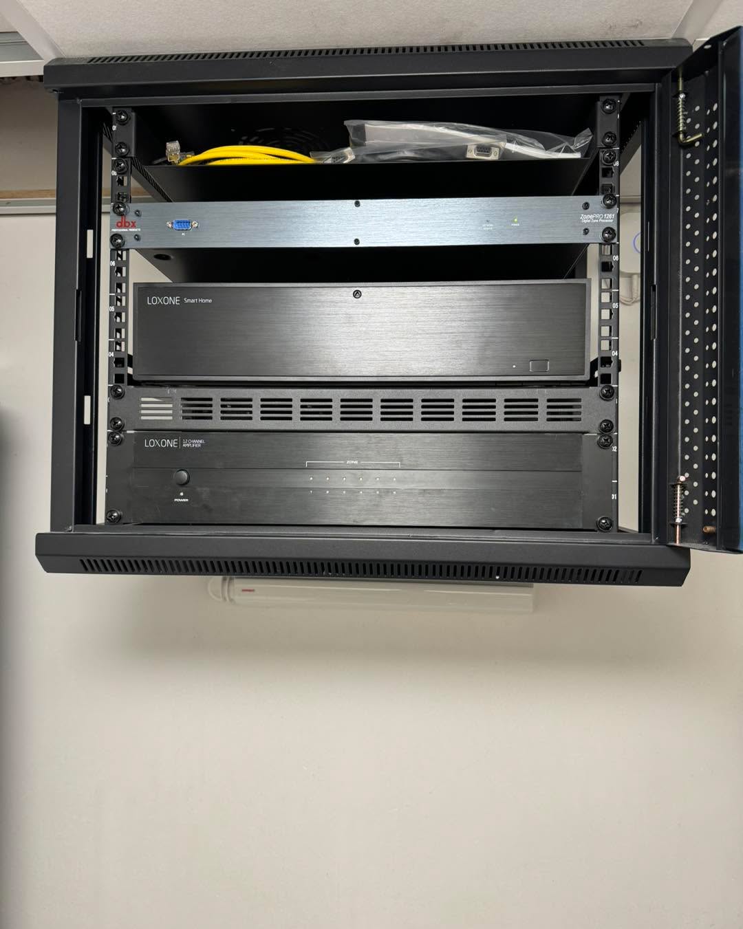 Loxone installatiekast na audio upgrade met extra ruimte