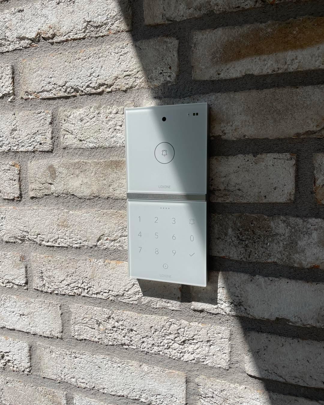 Loxone intercom installatie bij voordeur nieuwbouwwoning